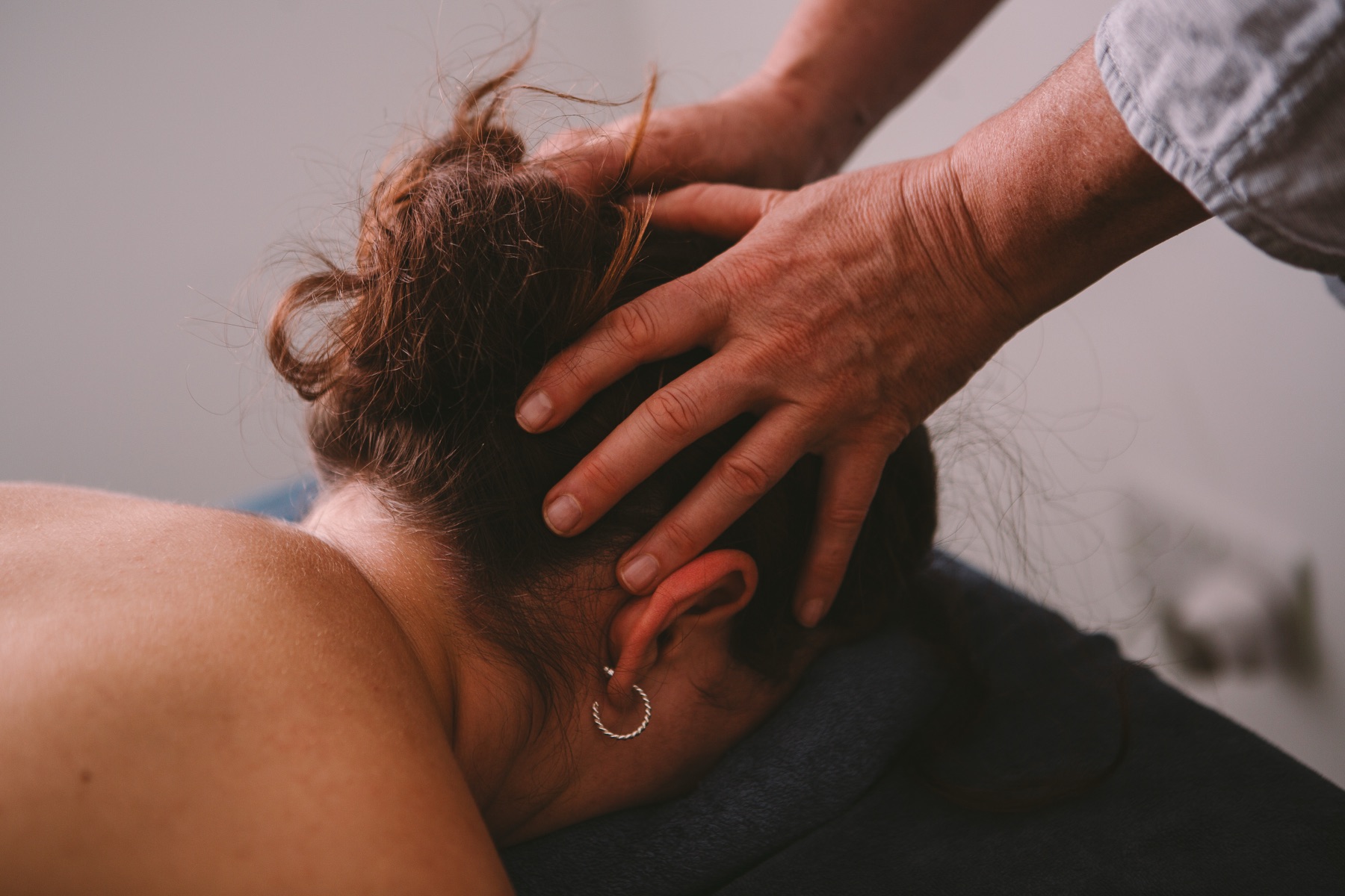 Hands at work on the head, slow and attentive
